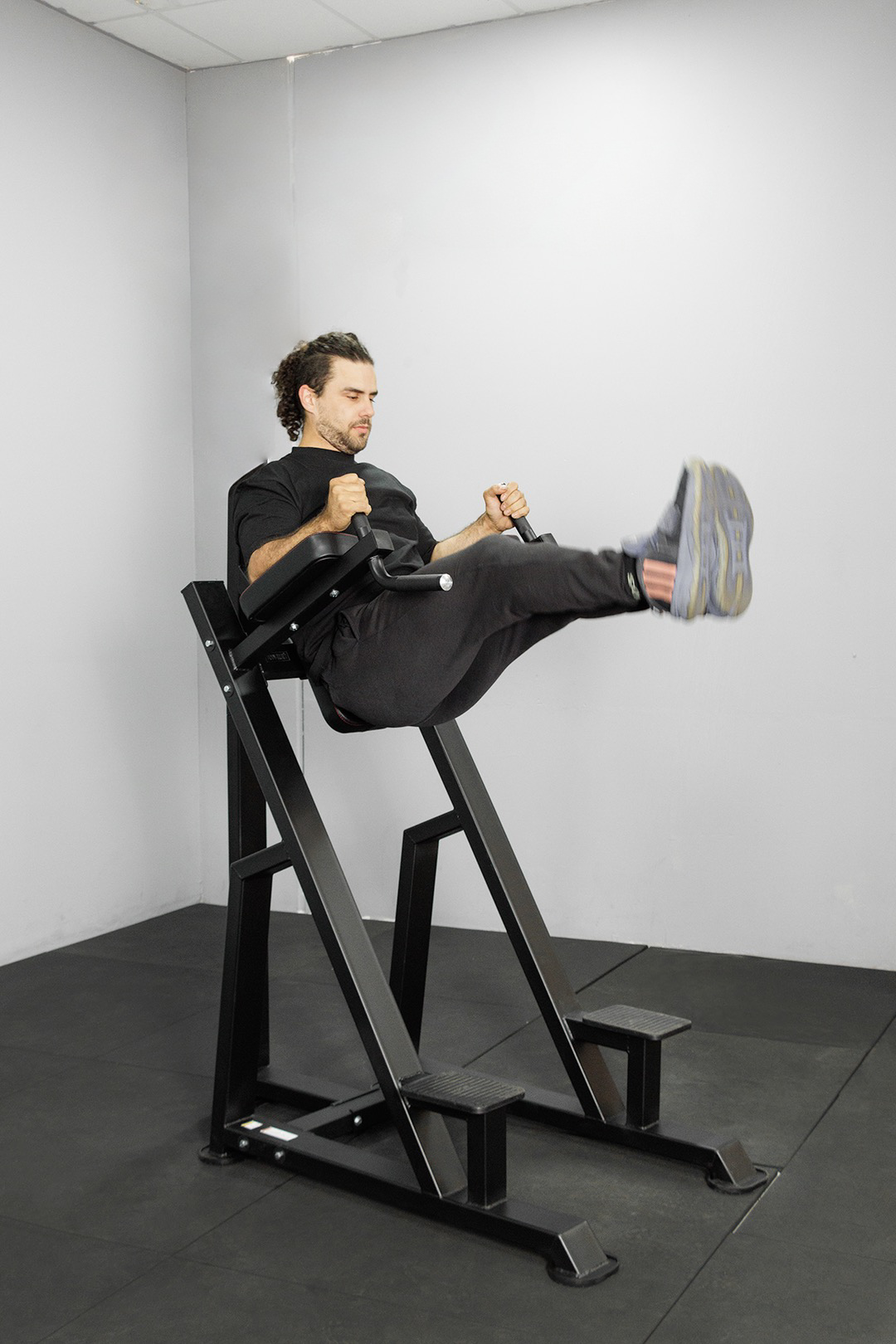 Body Iron Commercial Pro Knee Raise Dip Station