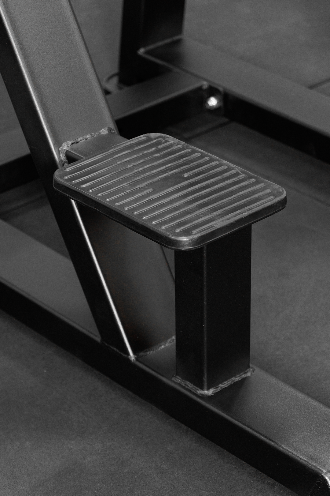 Body Iron Commercial Pro Knee Raise Dip Station